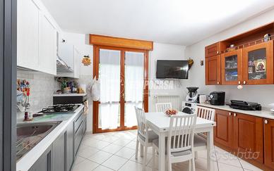 Trilocale con garage e giardino esterno