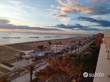 Attico posto di fronte al mare al centro di Roseto