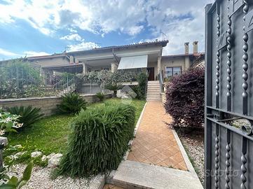 VILLA A SCHIERA A MARINO