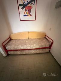 Divano letto con due materassi da mezzo letto