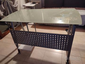 scrivania piano in vetro
