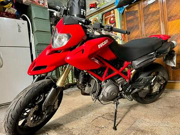 Moto ducati hypermotard 796