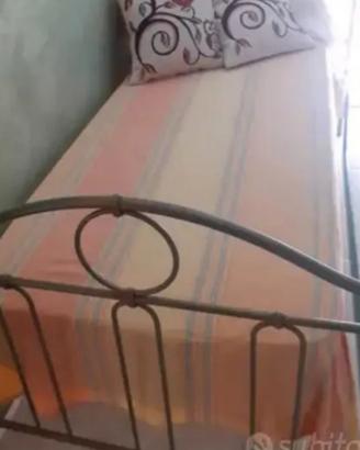 lettino antichizato di colore verde