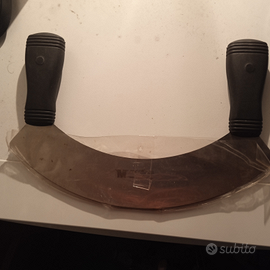 Coltello mezzaluna, usato