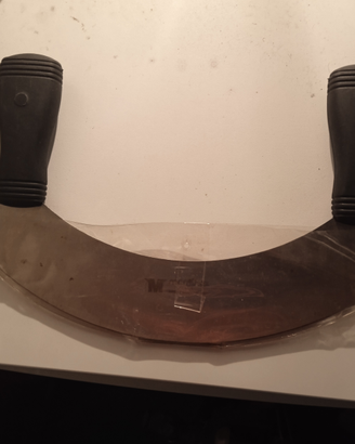 Coltello mezzaluna, usato
