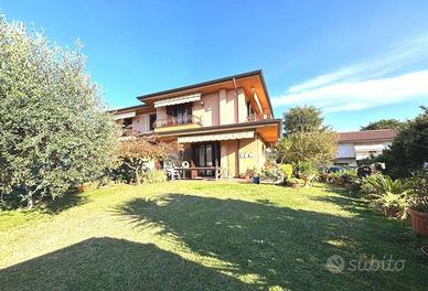 Villetta a schiera di 225 m² con 5 locali a Massa
