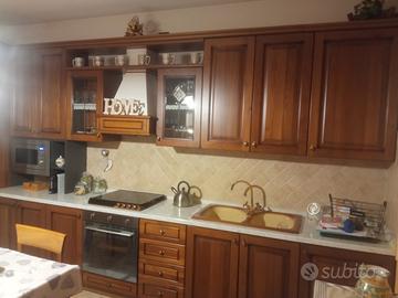 cucina lineare in noce. 4.40 metri.  