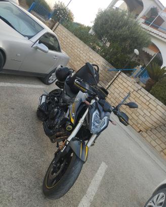 Moto naked