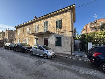 CASA SEMINDIPENDENTE A PINETO