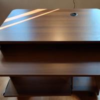 Scrivania PC compatta in legno