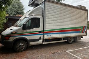 2 furgoni cassonati 1 con telo per mercat