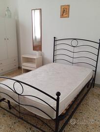 Lecce- Camera arredata in appartamento