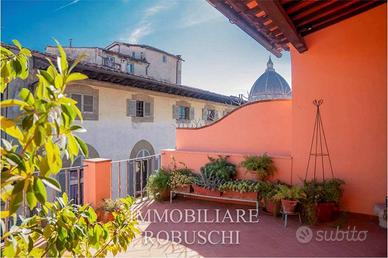 Appartamento di 135 m² con più di 5 locali a Firen