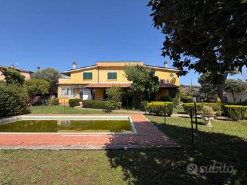 Villa di 305 m² con più di 5 locali a Ardea
