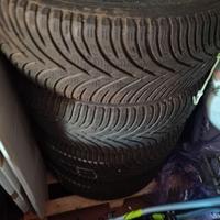 Cerchi con gomme invernali e sensori