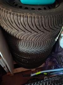 Cerchi con gomme invernali e sensori