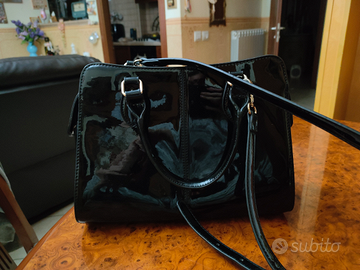 Borsa nera di plastica