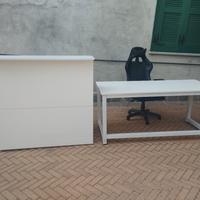 Reception, scrivania e sedia da ufficio 