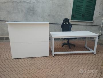 Reception, scrivania e sedia da ufficio 