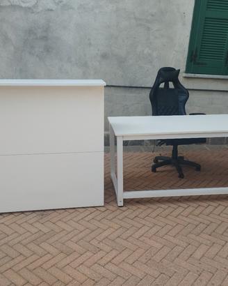 Reception, scrivania e sedia da ufficio 