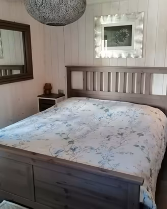 letto matrimoniale comodini specchio