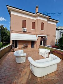 VILLA SIGNORILE RISTRUTTURATA CON AMPIO GIARDINO P