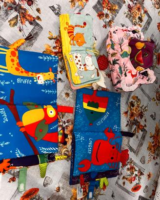Set 4 libri in tessuto "rumorosi" per neonati