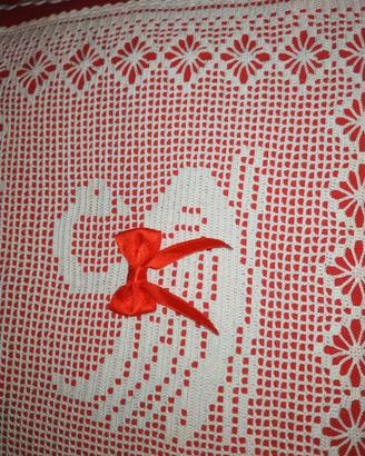 Cuscino con uncinetto fatto a mano