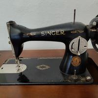 Macchina da cucire Singer con mobiletto.