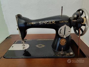Macchina da cucire Singer con mobiletto.