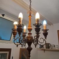 Lampadario antico in legno. 