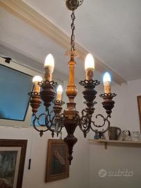 Lampadario antico in legno. 