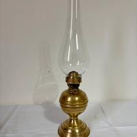 Lampada a petrolio vintage in ottone con vetro
