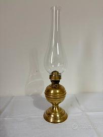 Lampada a petrolio vintage in ottone con vetro