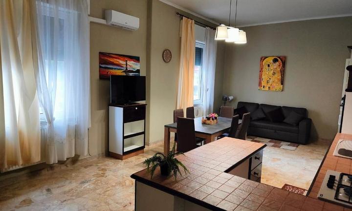 6 Vani mq 193 Arredato con Posto Auto e Cantina