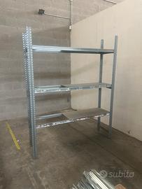 Scaffale con piani