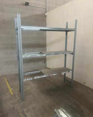 Scaffale con piani