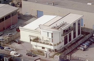 Capannone con uffici