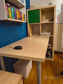 scrivania e libreria