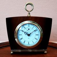 Sveglia da tavolo con mobiletto in legno