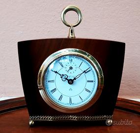 Sveglia da tavolo con mobiletto in legno