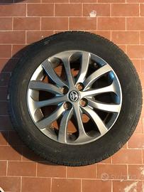 4 pneumatici 175/65-15 e 3 cerchi in lega Toyota