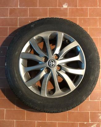 4 pneumatici 175/65-15 e 3 cerchi in lega Toyota