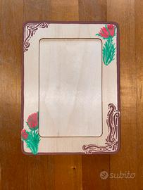 Cornice di legno, rose rosse.