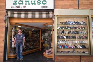 Negozio di calzature e borse arredato