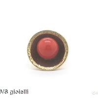 Anello in oro giallo con corallo centrale
