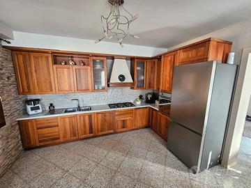 cucina angolare in legno massello noce