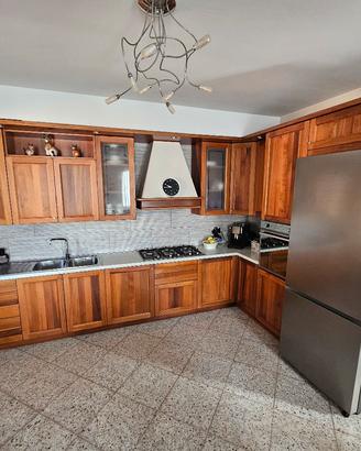 cucina angolare in legno massello noce