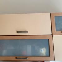 Sportelli cucina beige con vetrata ,e uno piccolo