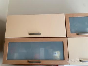 Sportelli cucina beige con vetrata ,e uno piccolo